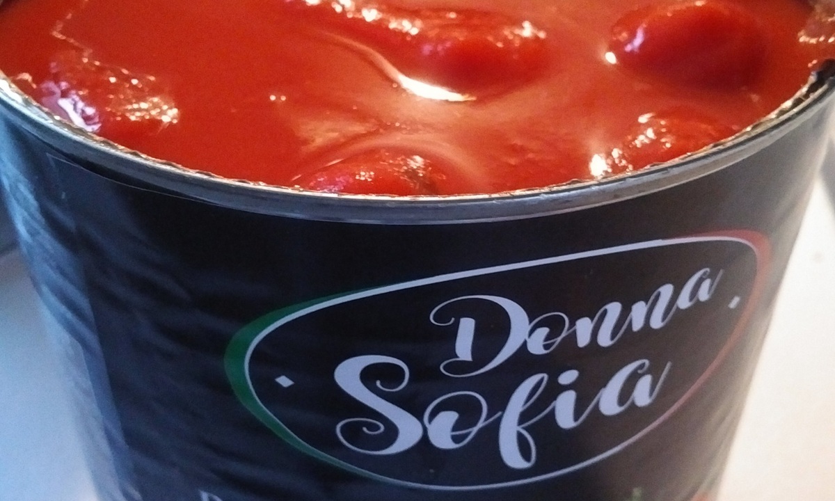 The finished peeled tomato